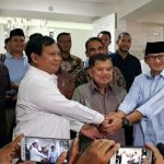 5b7445794bdc1-wakil-presiden-jusuf-kalla-bertemu-prabowo-sandiaga-uno-di-rumah-dinasnya_665_374