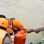 Tim gabungan Basarnas Palu, BPBD Palu, Polri, Damkar dan PMI berhasil menemukan korban yang terbawa arus Sungai Palu di sekitar pantai Kampung Lere pada Senin (13/01/2020) pagi. (Foto : Istimewa)