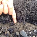 Tampak kerusakan pada jalan Rp14 Miliar, aspalnya juga mirip bajik. Foto: S. Wijaya