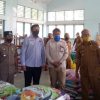 Bupati Touna Serahkan Bansos Kepada Warga Tojo dan Tojo Barat