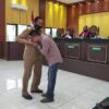 Yahdi Basma Minta Maaf dan Cium Tangan Longki Djanggola di Persidangan