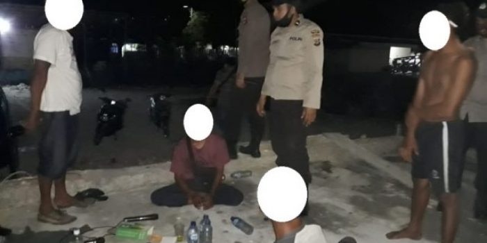 Lagi Asik Pesta Miras, Sejumlah Warga Diminta Bubar di Kompleks Pelabuhan Ferry