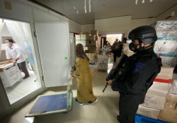Tiba di Bandara Mutiara Sis Aljufri Palu, Polda Sulteng Kawal Ketat Vaksin Covid-19