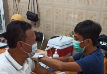 Ikhsan Kalbi Awali Vaksinasi di DPRD Kota Palu