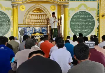 Anwar Hafid Mengisi Khutbah Jumat di Masjid Nurul Iman Desa Ginunggung