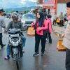 Pererat Silaturahmi di Bulan Ramadhan, Polsek Moutong dan Bhayangkari Ranting Moutong Berbagi Takjil ke Warga