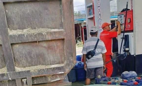 aktivitas-pengisian-BBM-di-SPBU-sandana