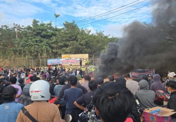 Ratusan Warga Poboya Kepung Kantor PT CPM: “Satu Minggu atau Kami Usir dari Palu”