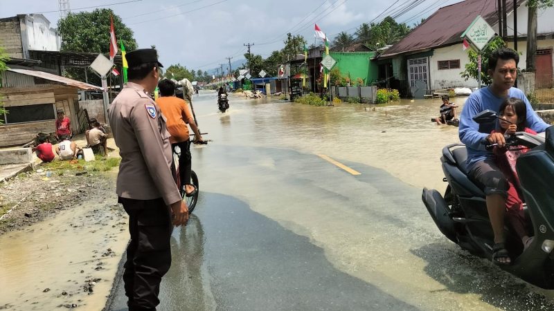 Banjir Rendam Jalan Trans Sulawesi dan Permukiman Warga di Desa Sendana